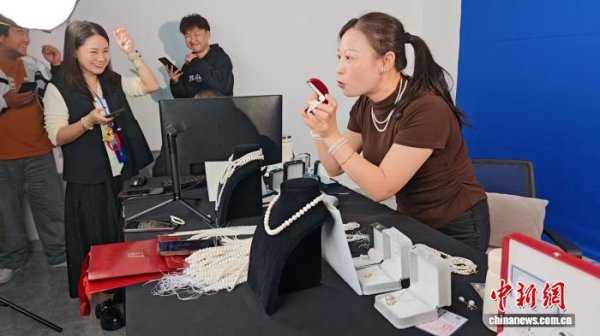 融股宝 （乡村行·看振兴）江西万年“珍珠女”村播火热 激活乡村“一池春水”